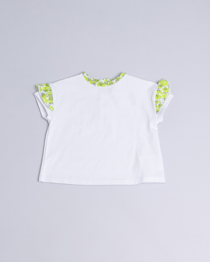 Franela blanca con volantes en las mangas con estampado de flores