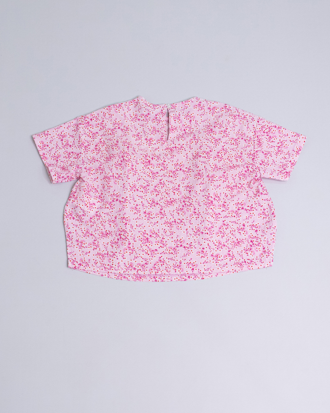 Blusa estampada de flores rosadas y blancas