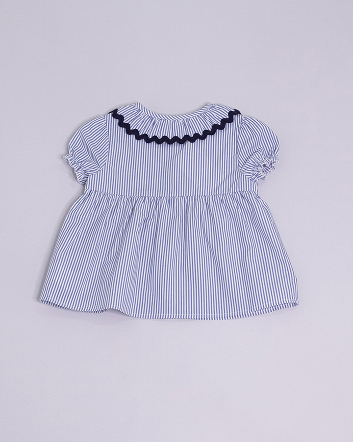 Blusa manga corta de rayas blancas y azules con  detalle rick rack azul marino en el cuello