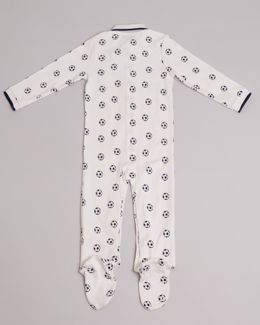 Pijama blanca con estampado de pelotas de fútbol