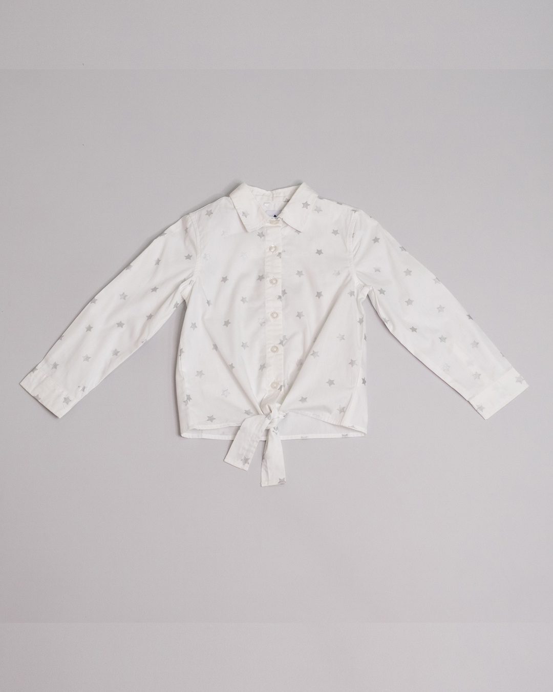 Blusa manga larga blanca con estampado de estrellas plateadas