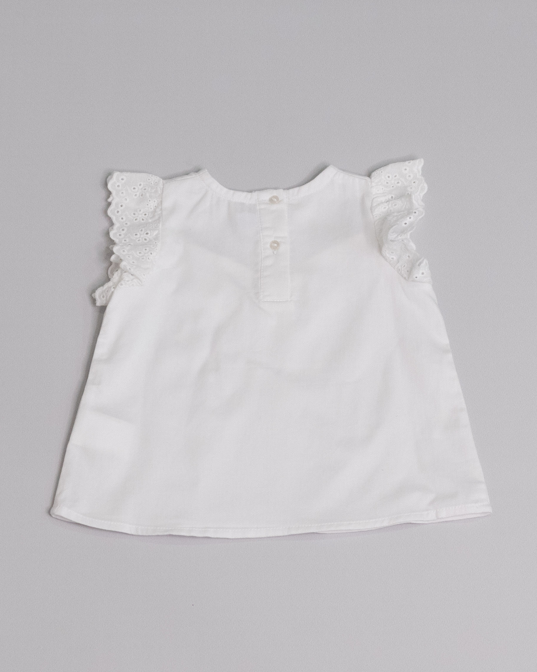 Blusa de piquet sin mangas blanca con eyelet