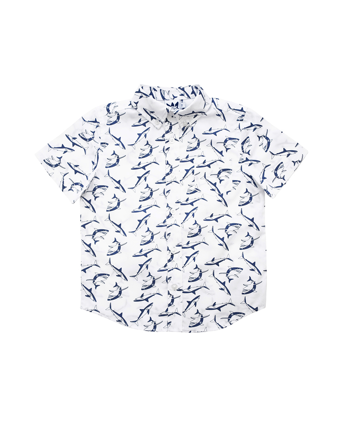 Camisa blanca, manga corta, con tiburones azules