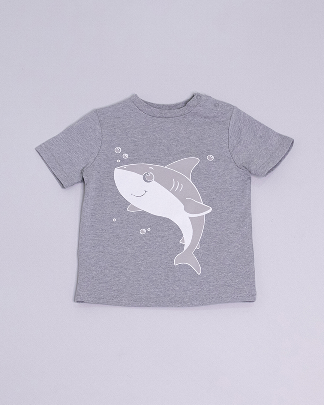 Franela gris manga corta con gráfico de tiburón