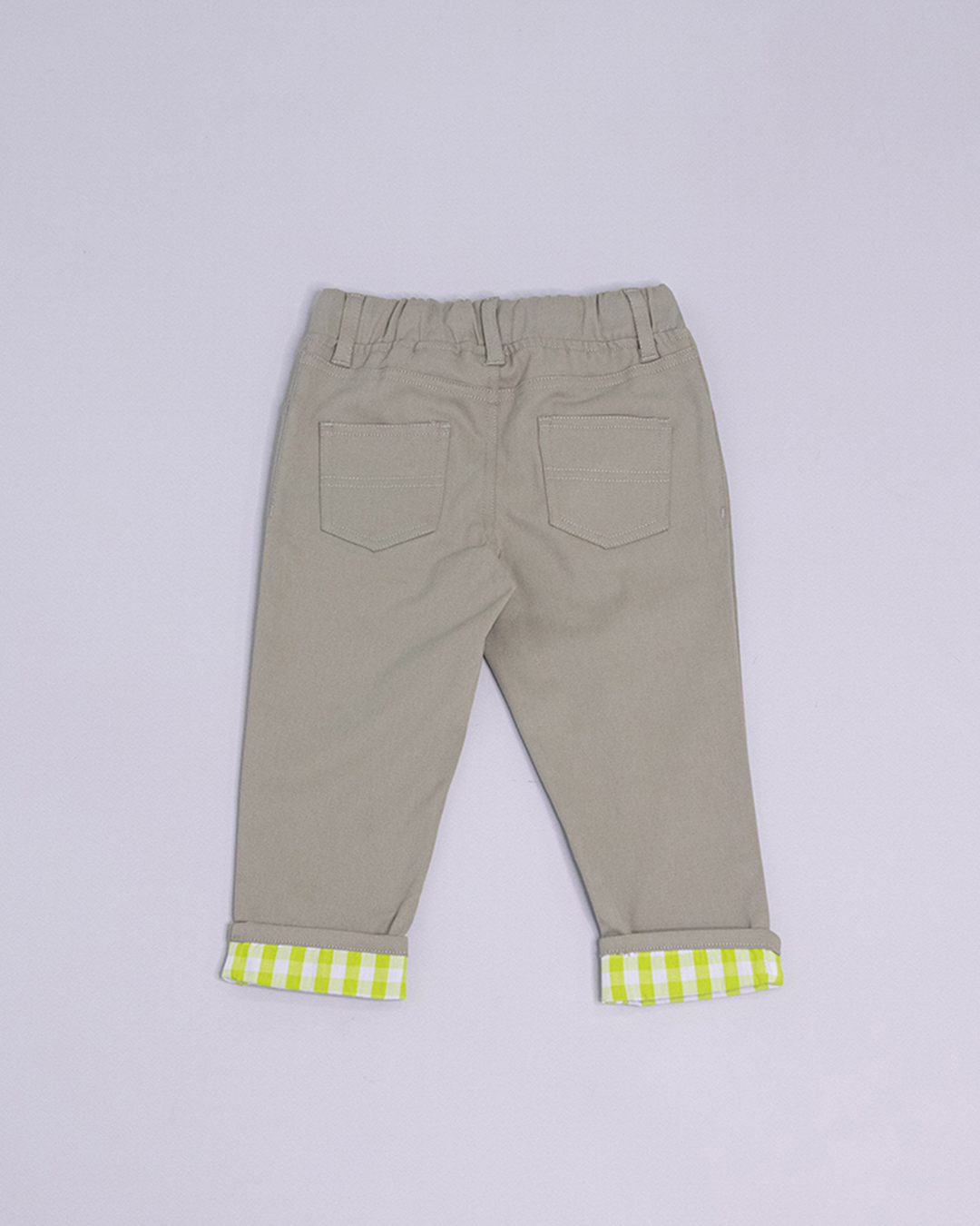 Pantalón verde con cinturón elástico en la cintura y doblaje con tela de cuadros en los tobillos