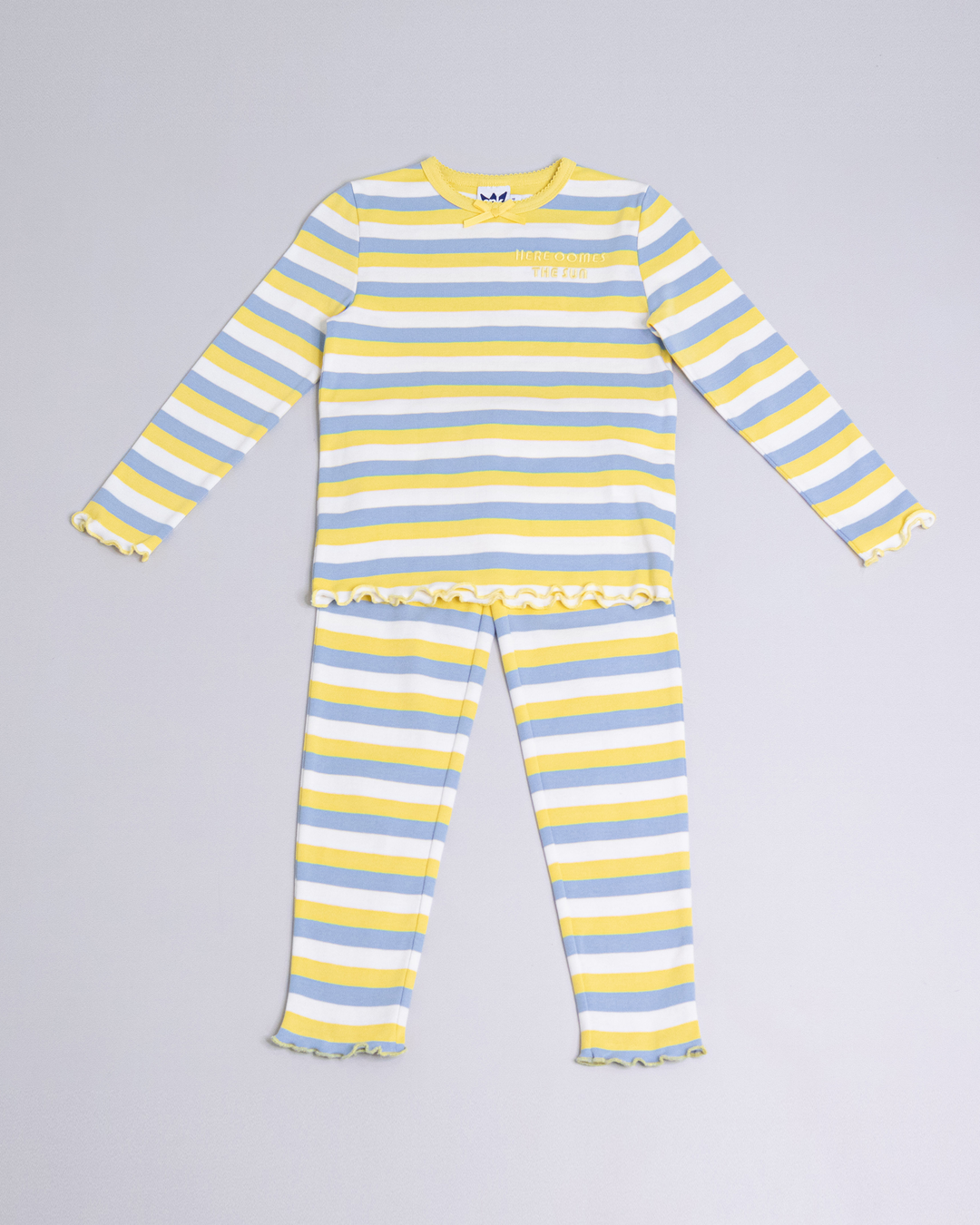 Pijama de rayas de color amarillo, blanco y azul