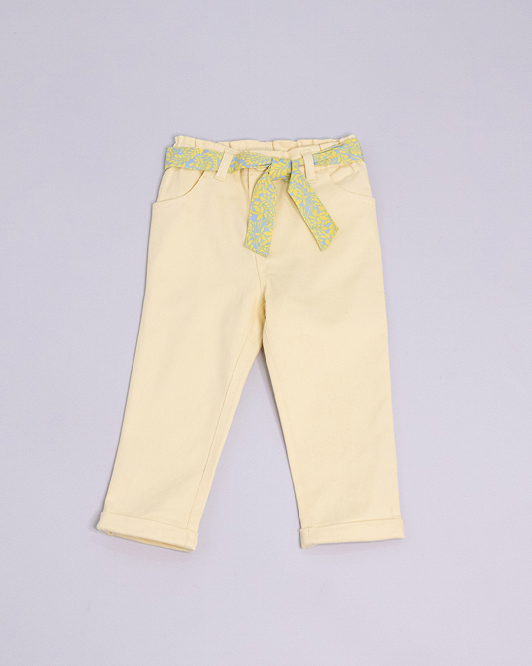 Pantalón amarillo con cinturón estampado