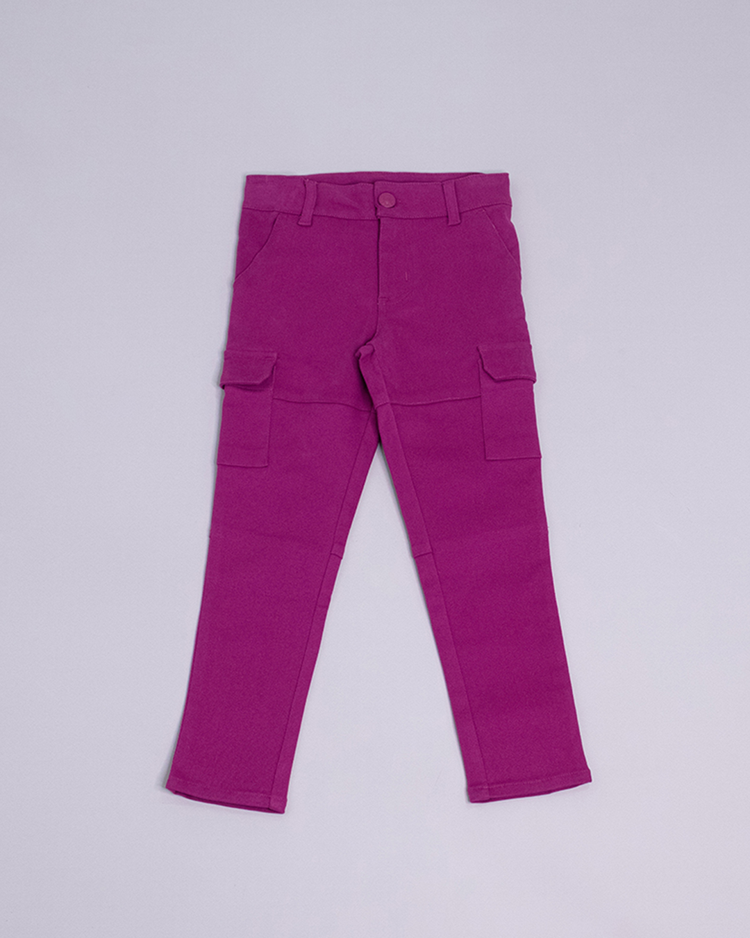 Pantalón cargo de color magenta y bolsillos a los lados