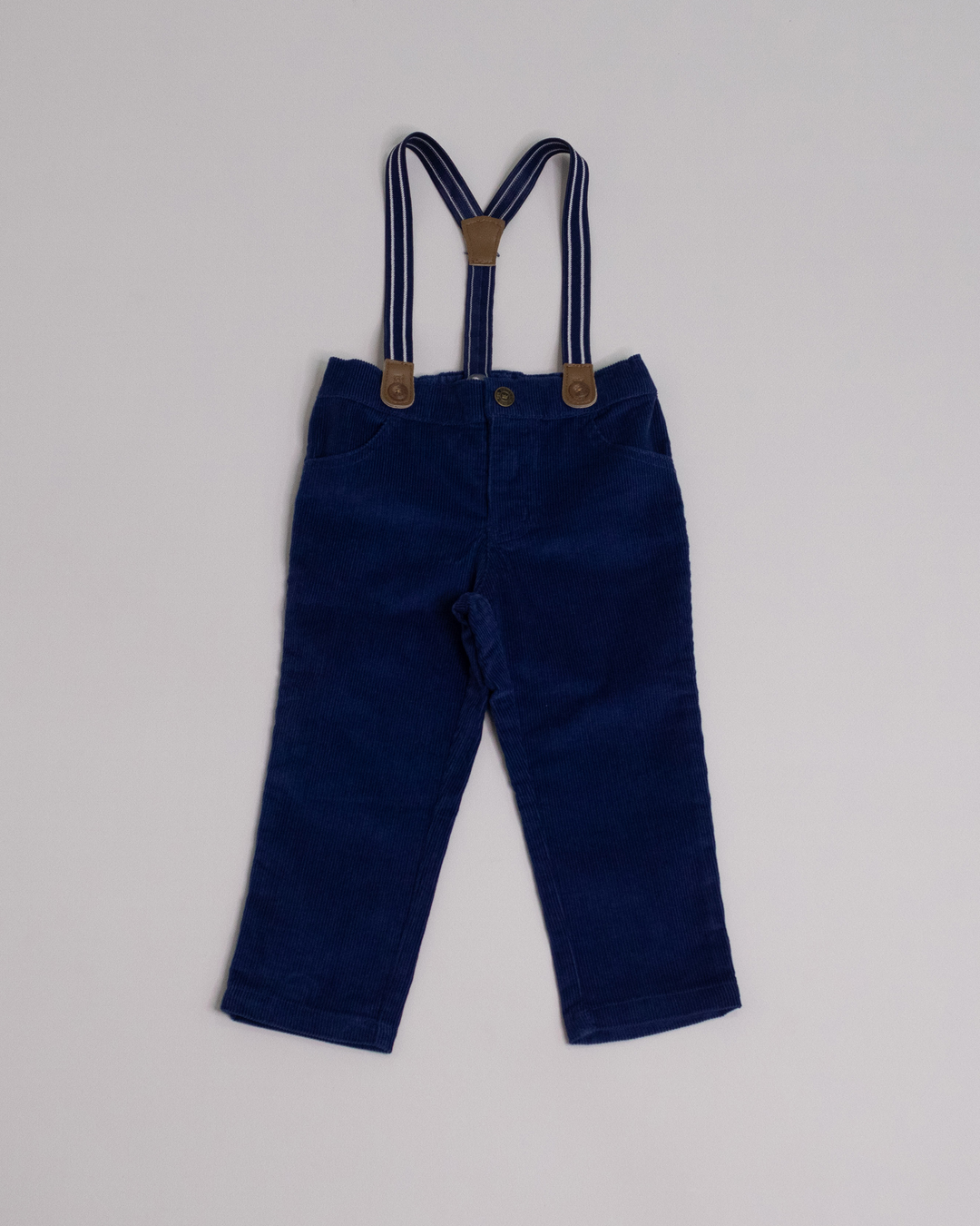 Pantalón de corduroy azul con tirantes