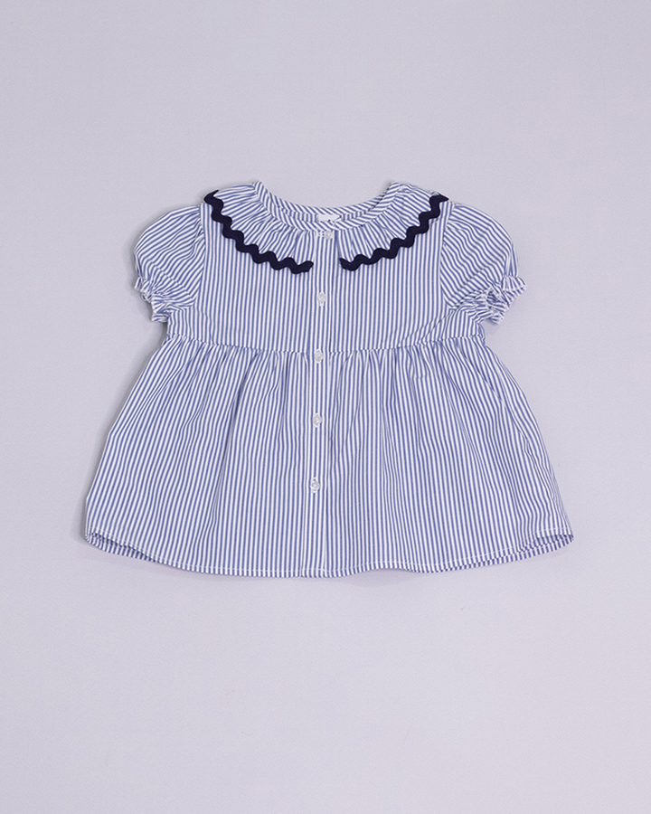 Blusa manga corta de rayas blancas y azules con  detalle rick rack azul marino en el cuello