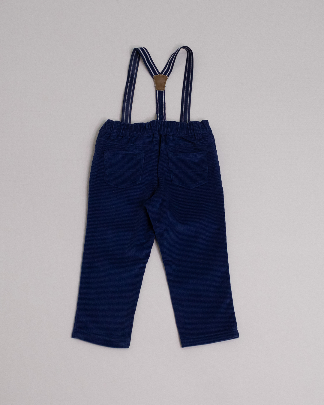 Pantalón de corduroy azul con tirantes