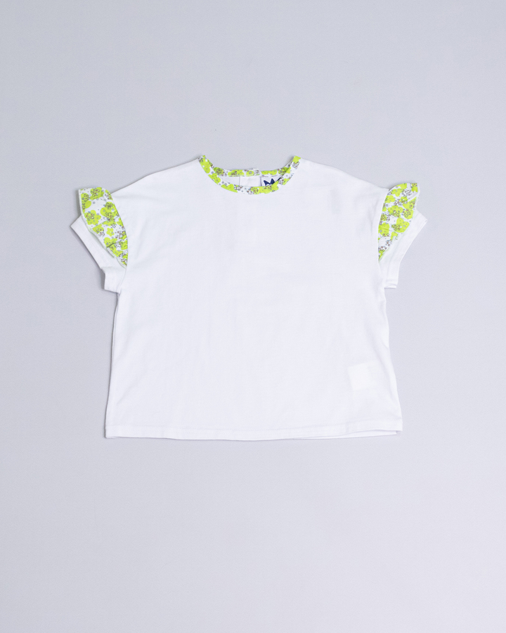 Franela blanca con volantes en las mangas con estampado de flores
