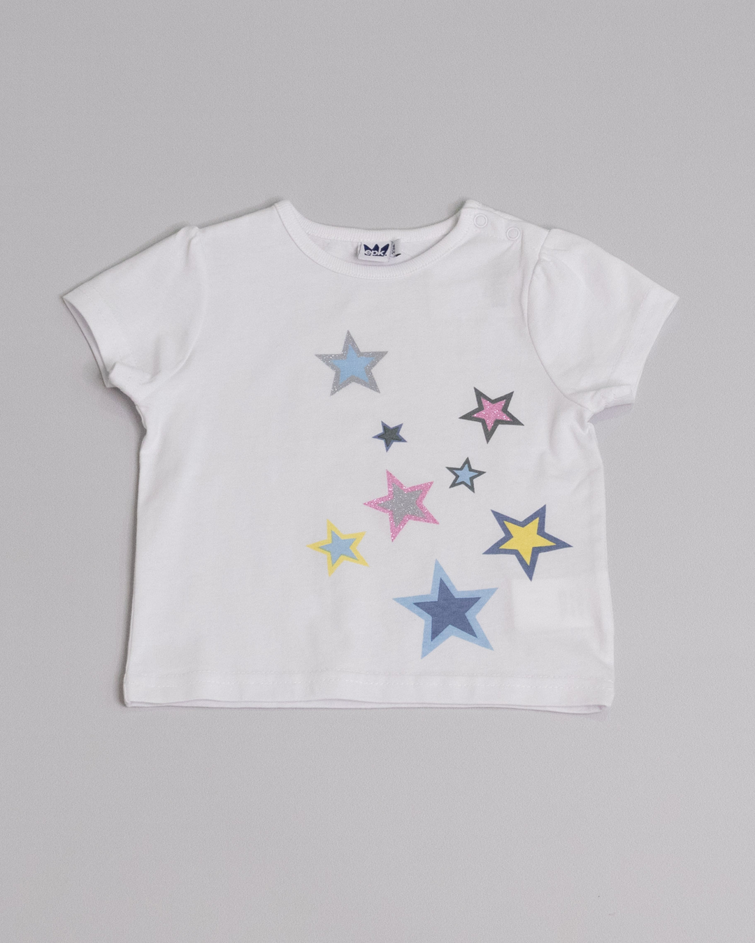 Franela manga corta blanca con gráfico de estrellas multicolores