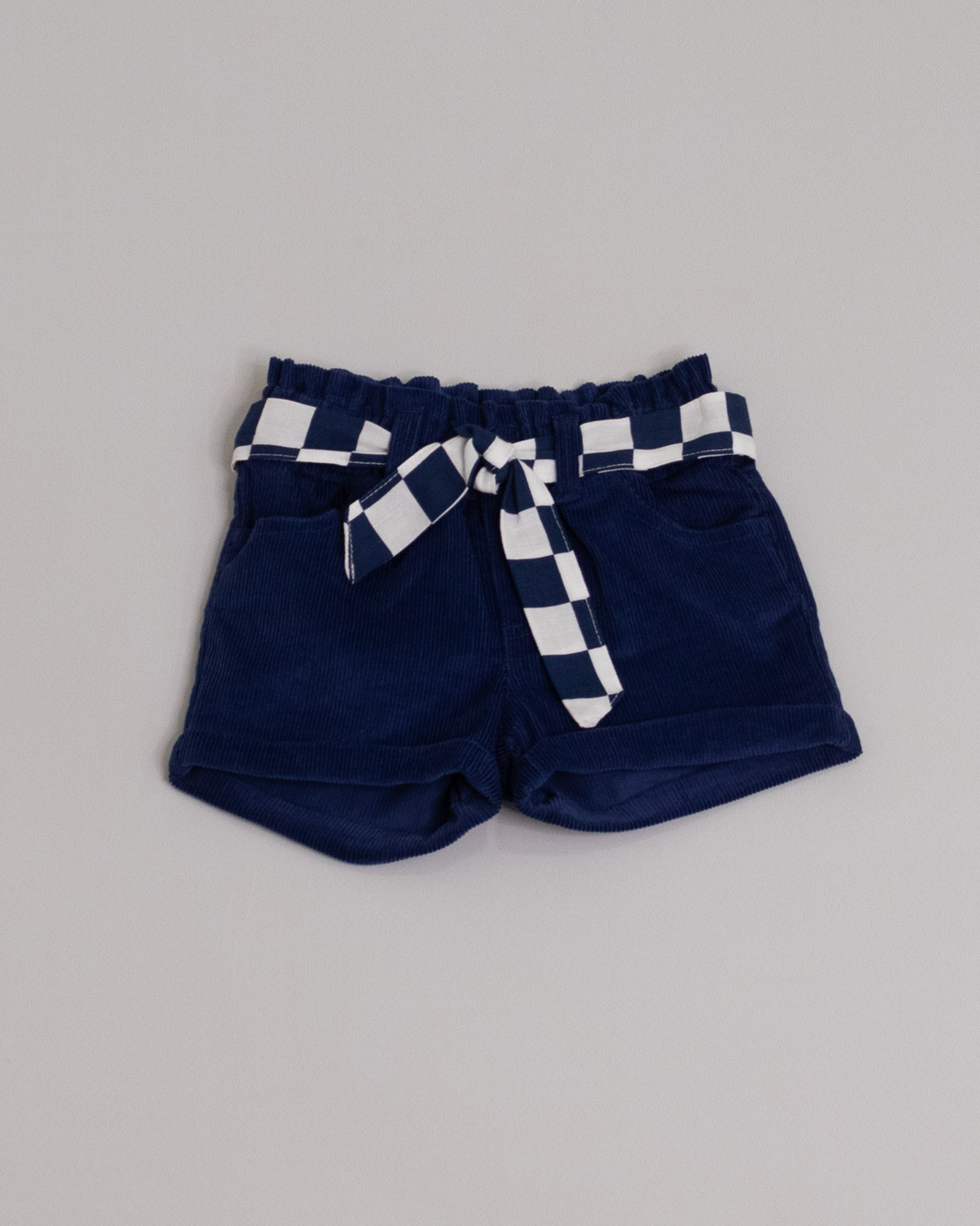 Short de corduroy azul con cinturon de cuadros